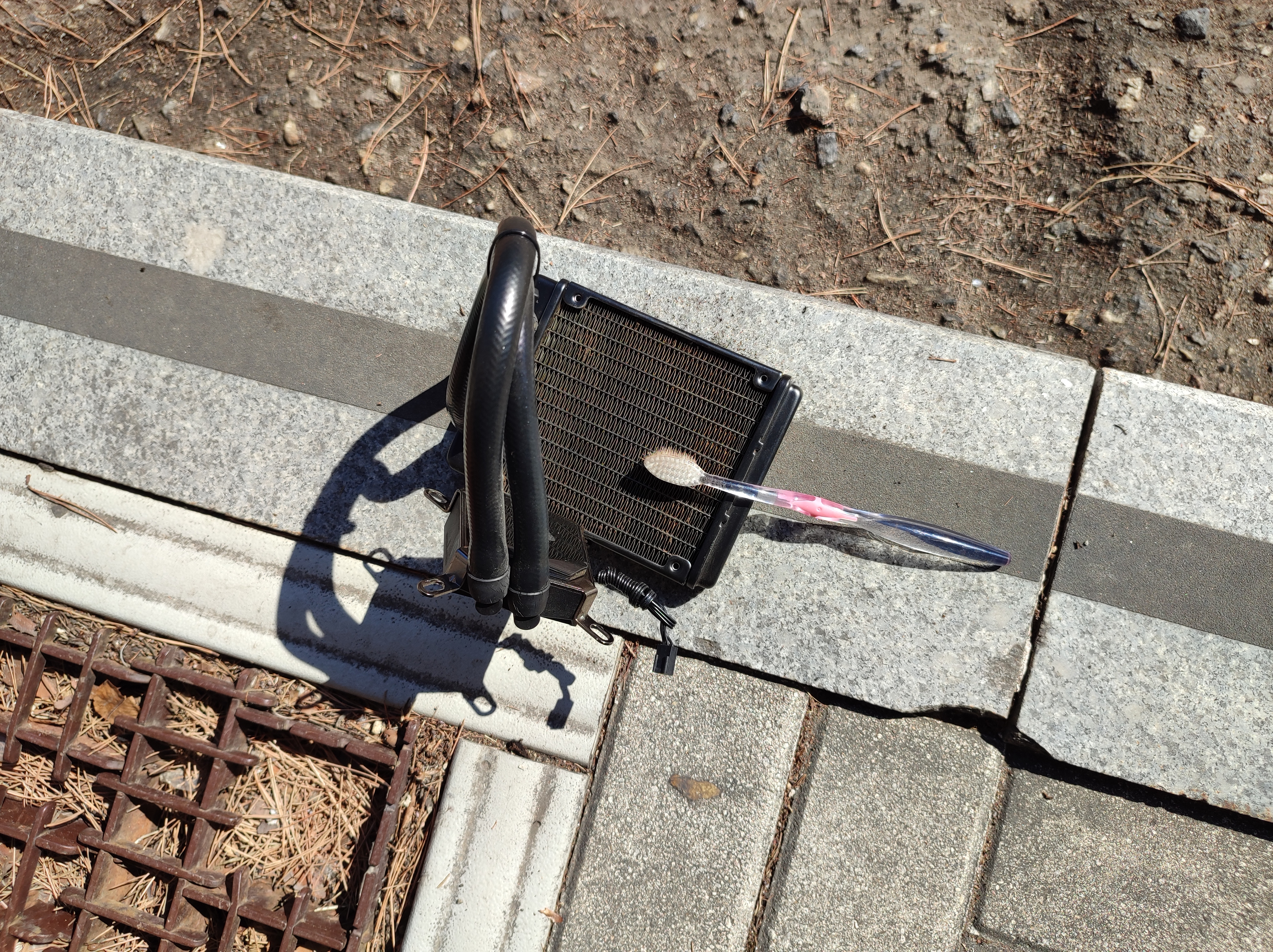 라디에이터의 먼지를 칫솔로 털어내고 있습니다.