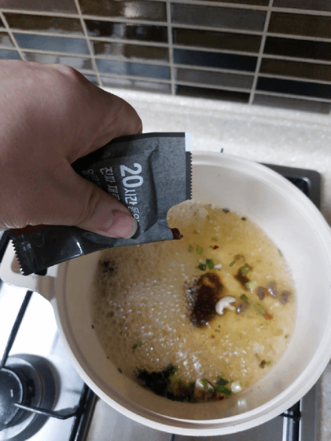 미식 장인라면은 스프가 아닌 장으로 만들어짐