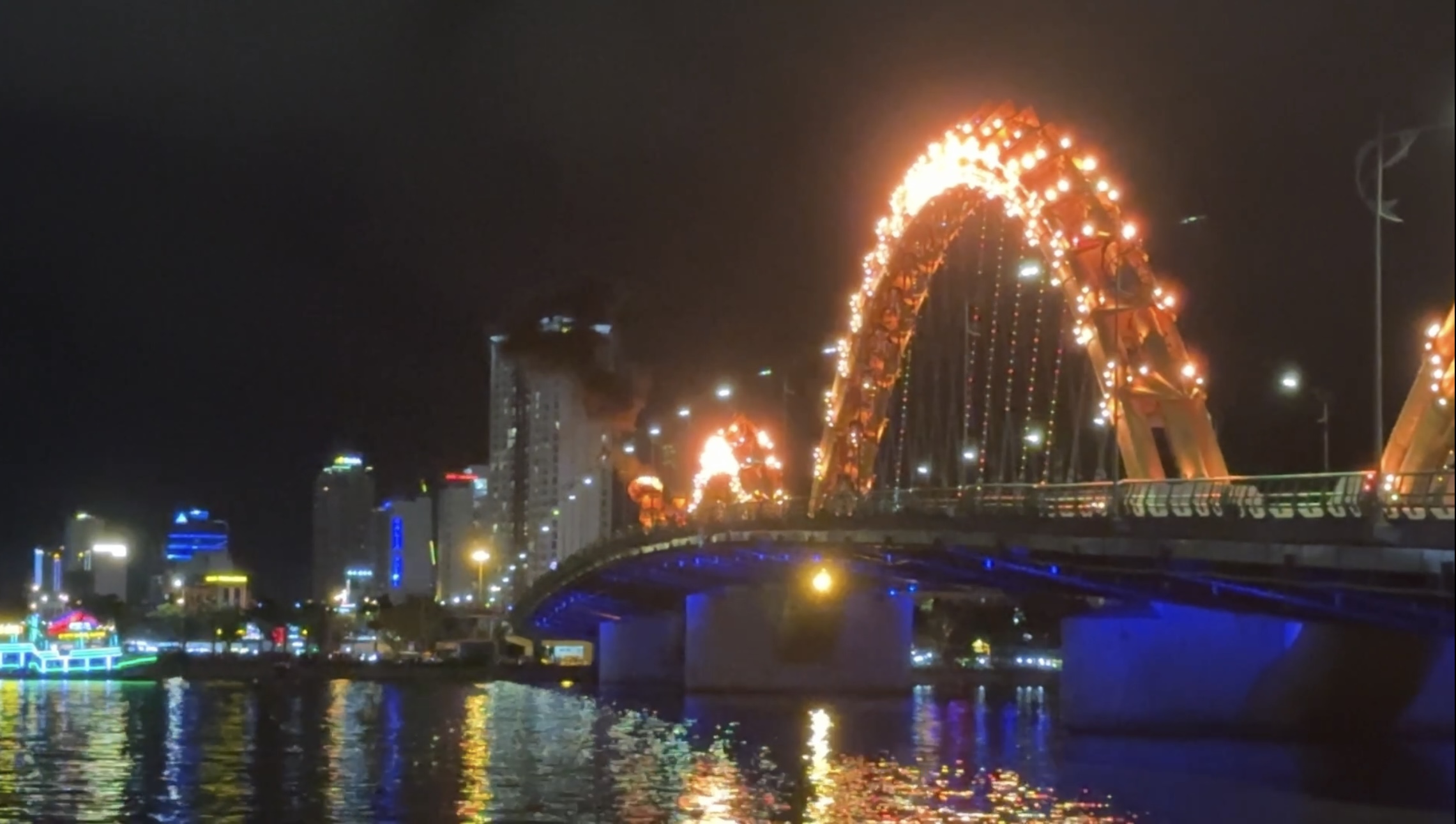 다낭 용다리 불쇼 장면