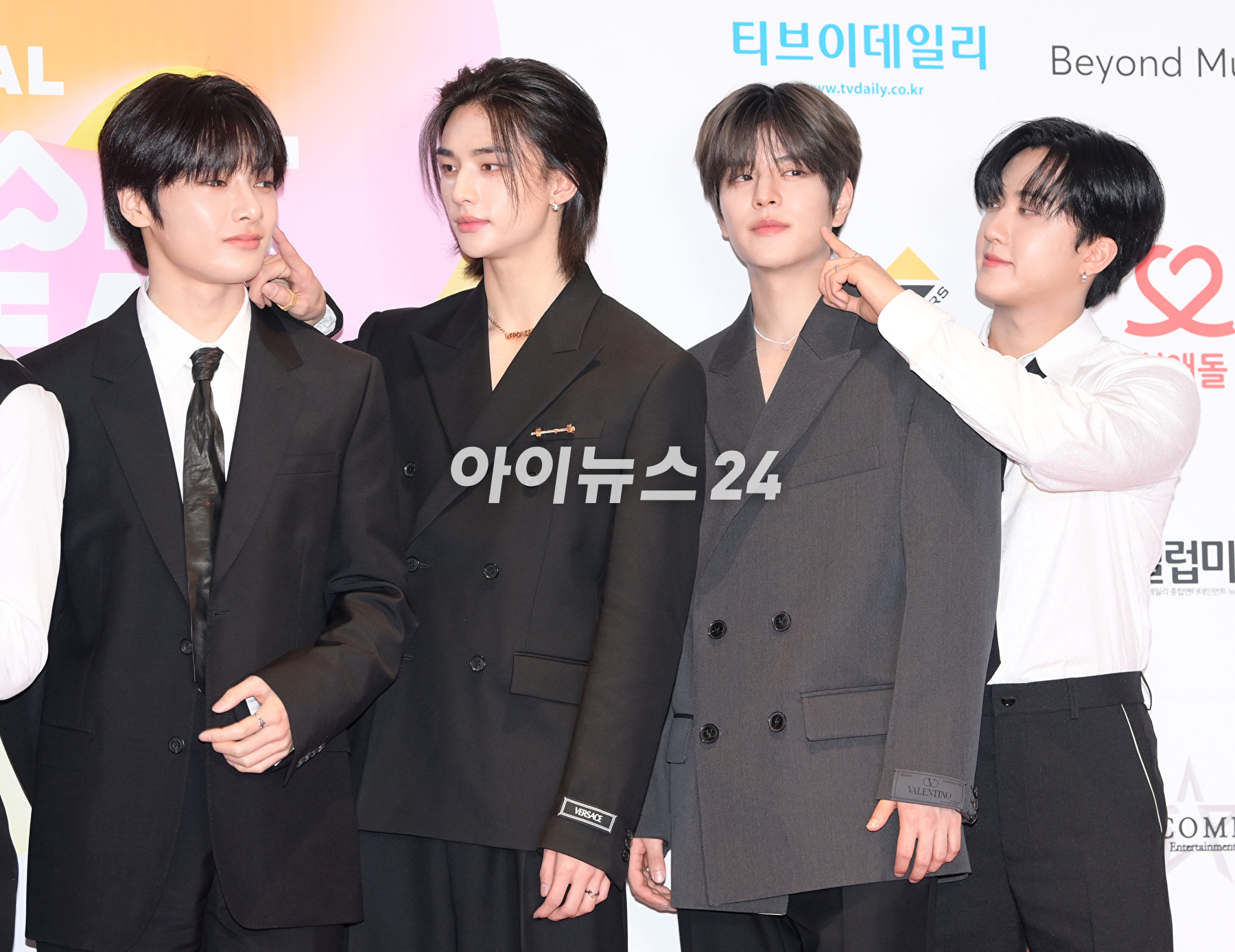 그룹 스트레이 키즈(Stray Kids)가 10일 오후 서울 송파구 올림픽공원 케이스포돔(KSPO DOME)에서 열린 &#39;2023 K글로벌 하트 드림 어워즈&#39; 레드카펫 행사에 참석하고 있다. [사진=정소희 기자]