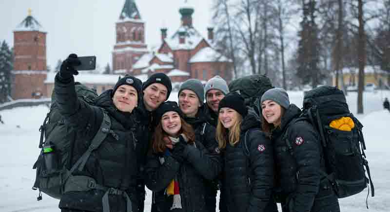 눈 덮인 설경을 배경으로 셀카를 촬영하고 있는 젊은이들