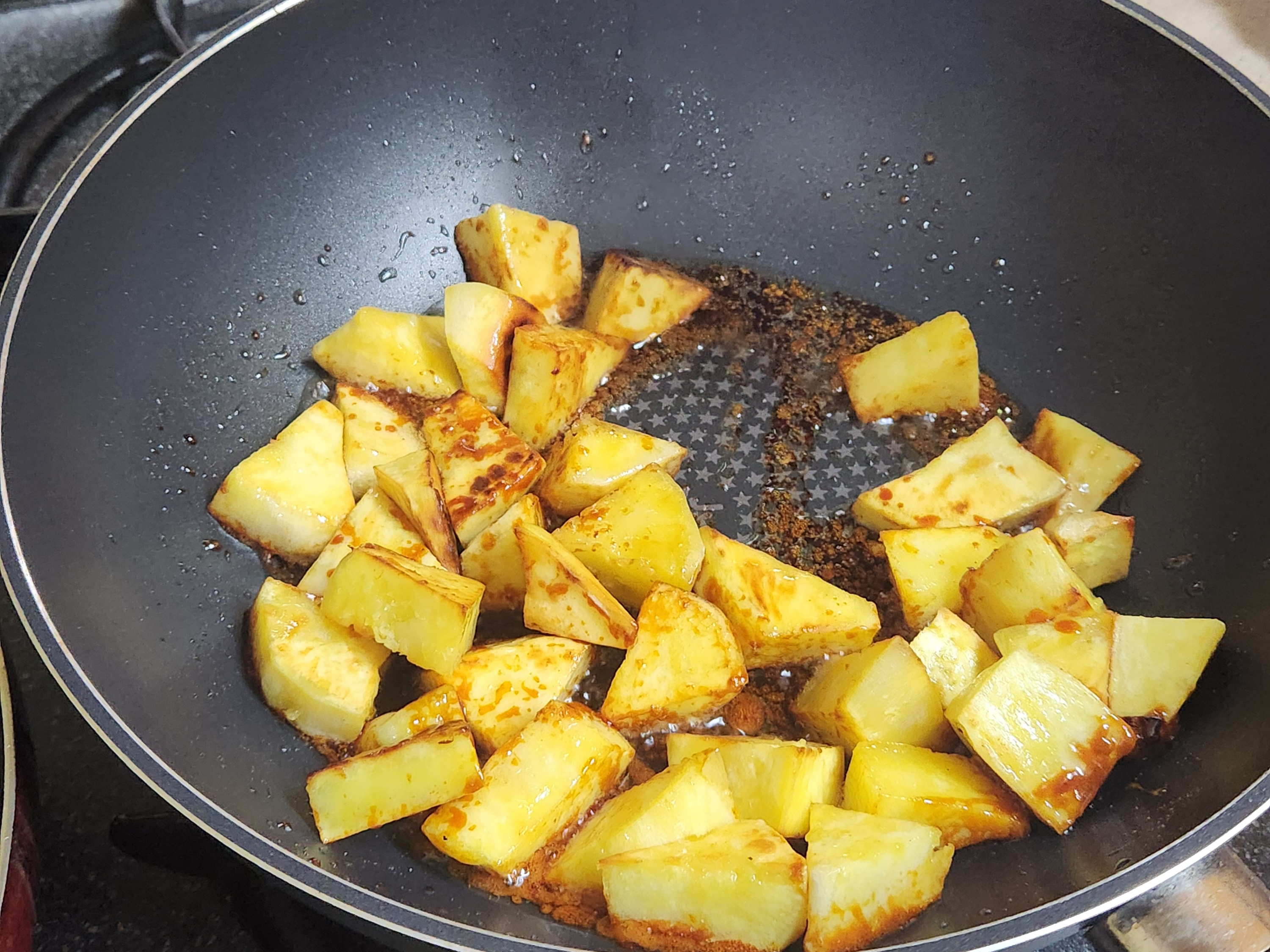 튀겨준 고구마를 설탕 시럽에 버무리기