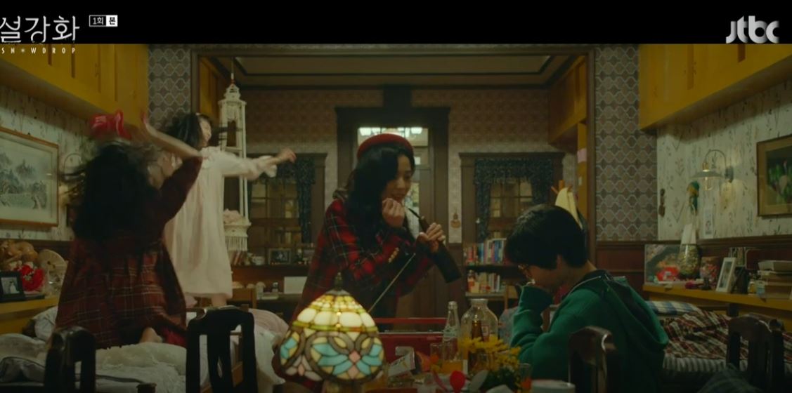 자라 와인 더블 브레스트 블레이저를 입고 춤추고 있는 은영로