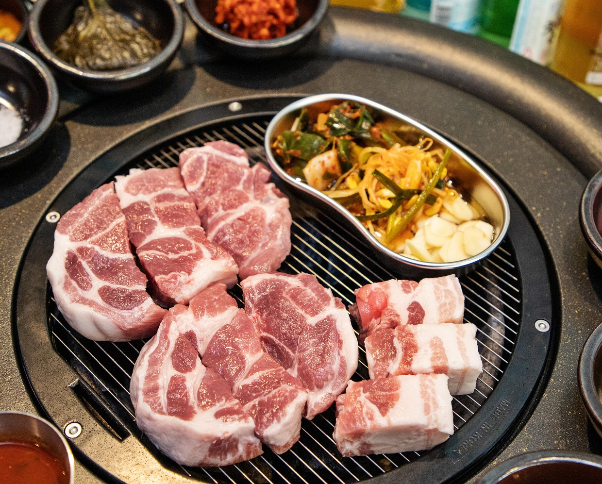 삼겹살과 목살이 불판 위에 놓여져 있다.