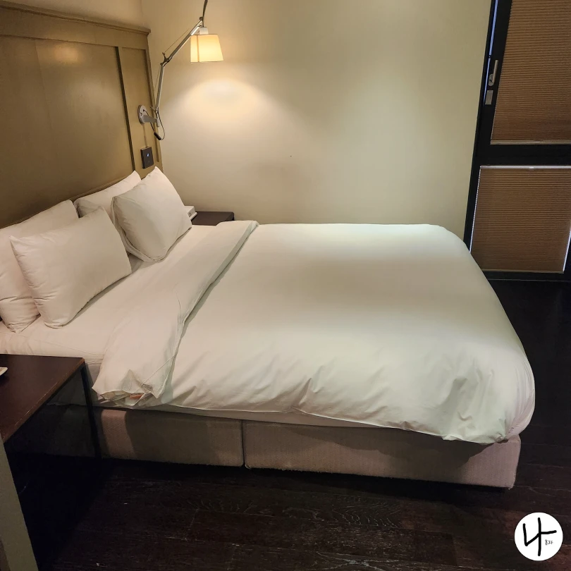 베개-두개와-큰-침대