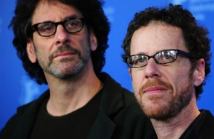 비슷한 안경을 쓰고 있는 코엔 형제