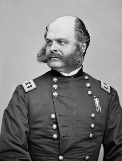 원형탈모 때문에 모자를 안쓰고 있는 군인 사진