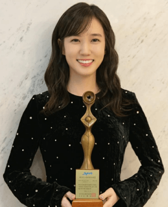 트로피를 들고있는 박은빈