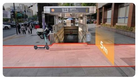 엘리베이터 입구 붉은색 위 전동킥보드