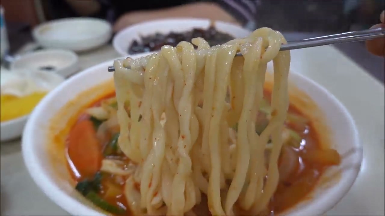 짬뽕 면발도 수타라 두툼해요. 씹을수록 쫀득하다니 궁금해지네요.