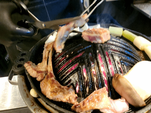 직원이 맛있게 구워주는 라무진