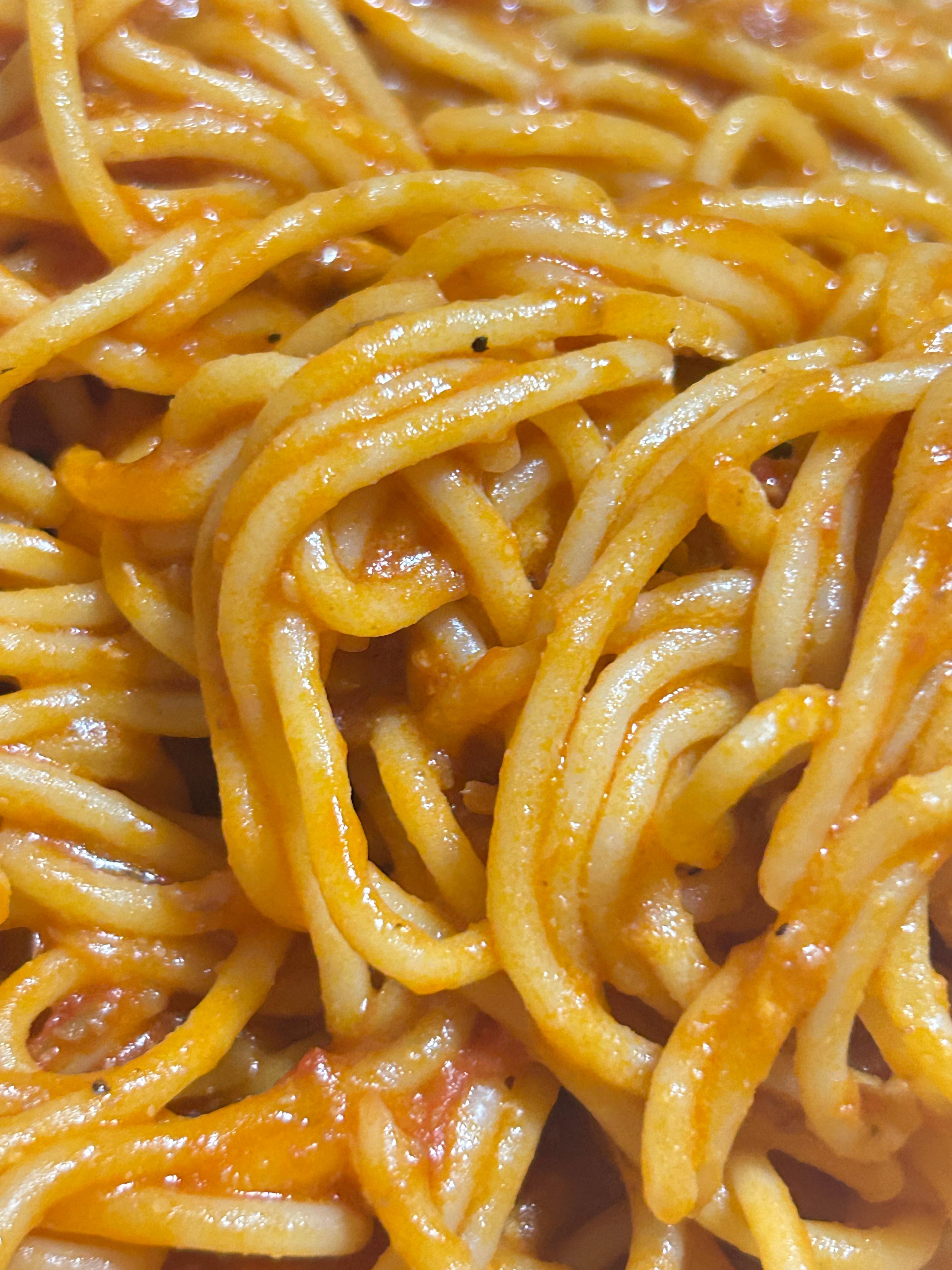 토마토소스가 골고루 묻은 스파게티 면 근접 사진