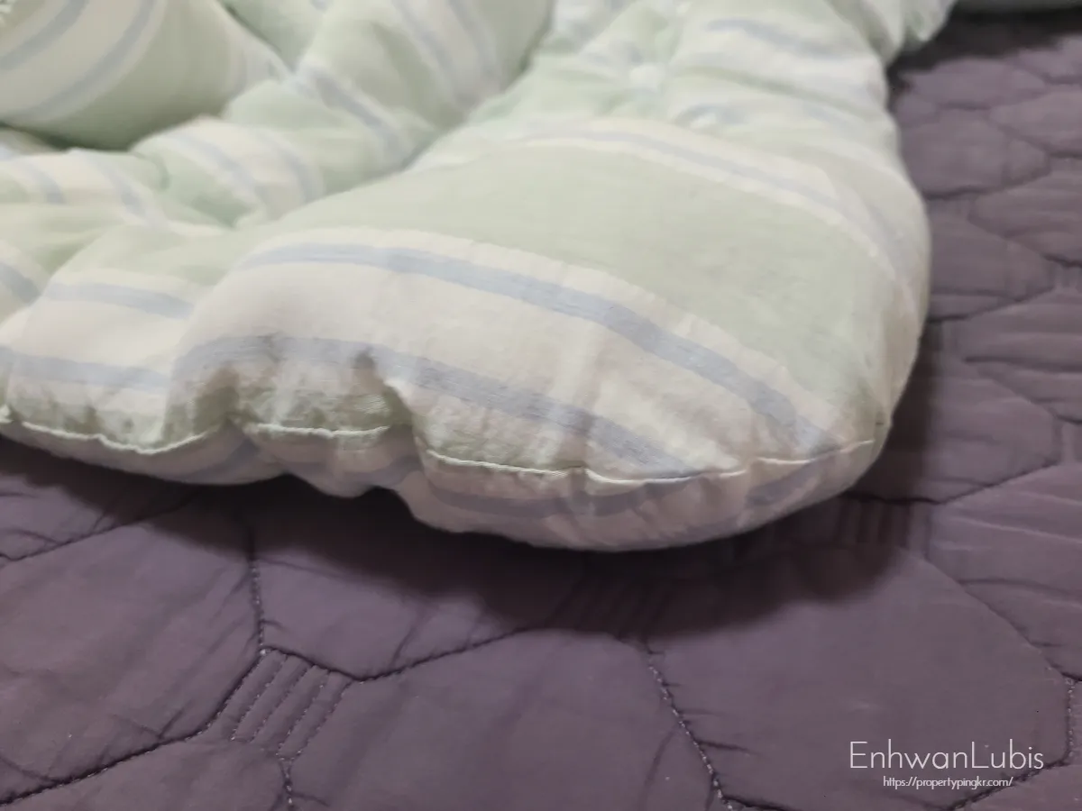 민트색-이불-가장자리-두툼하게-솜이-들어간