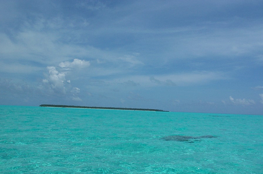 저런 섬들이 몇게씩이나 보이고, 바다는 전부 옥빛이랍니다.