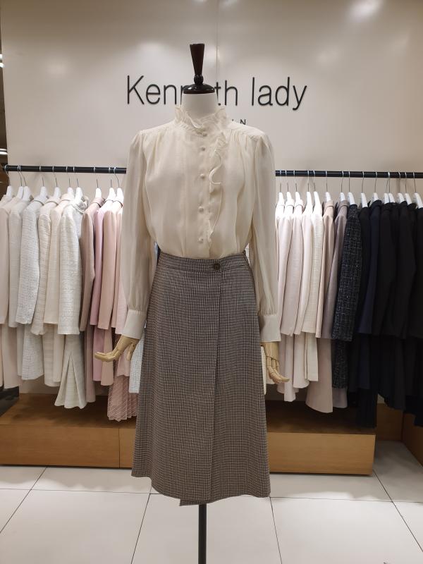 케네스레이디 하이넥 프릴장식 블라우스 EWBLMB0300