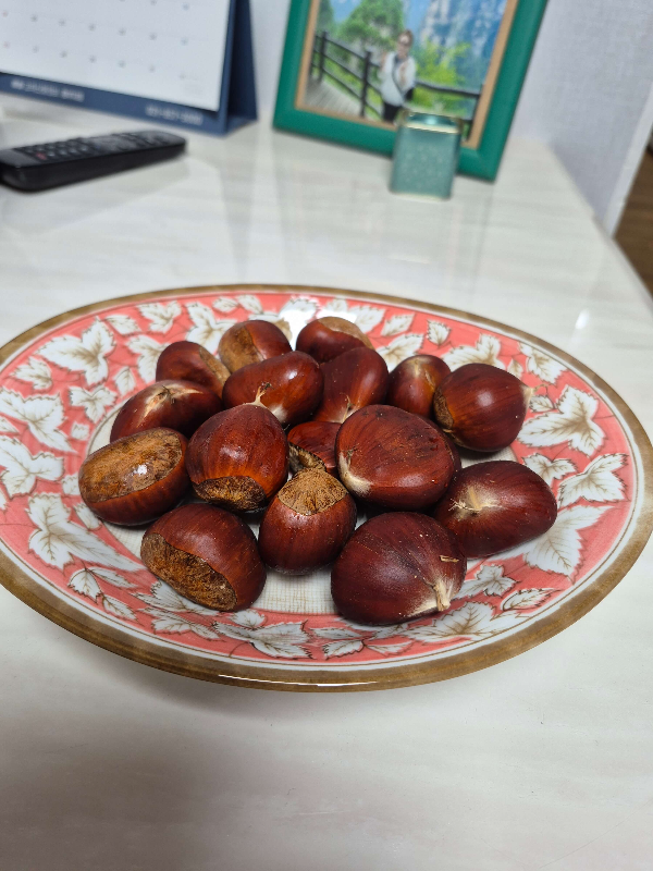 접시에 생밤 담은 이미지 직접촬영