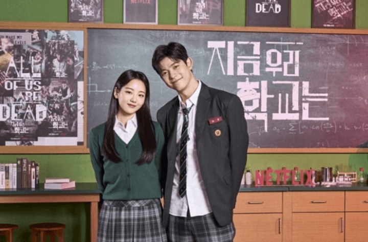 조이현과-로몬이-넷플릭스-오리지널-제작-발표회에서-다정하게-포즈를-취하고-있다