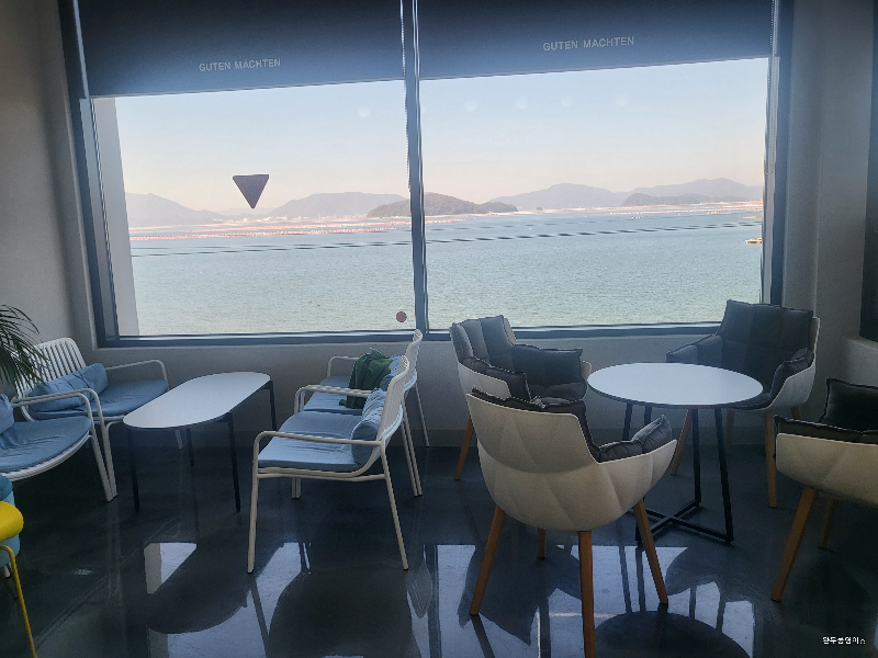 거제 구텐메히텐 통창으로 바다가 보이는 테이블