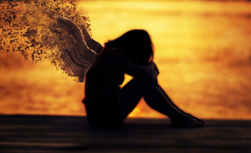 노을지는-배경에-앉아있는-천사