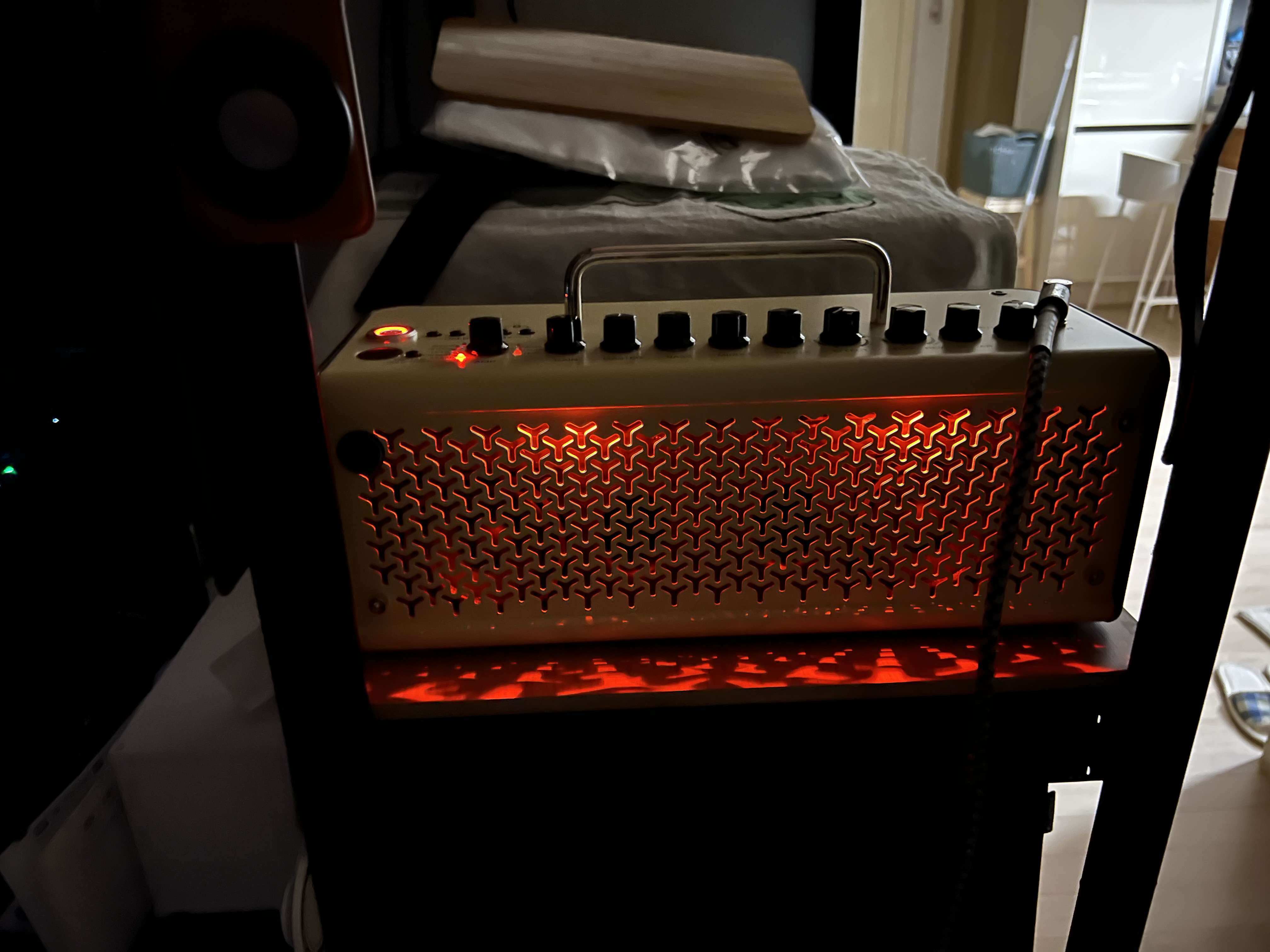 방에 불을 끈 뒤에 THR10II의 전원을 켜서 전면부에 빨간색 불이 들어와있는 제품 실제 사진