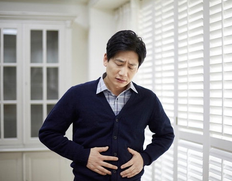 남자 왼쪽 아랫배 통증 원인