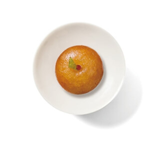 주악(찹쌀)이 담긴 흰 접시