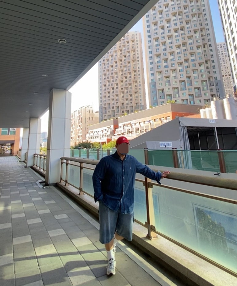 데일리룩(2025.9.21.)나이키 볼캡 헤리티지 86 퓨추라 워시드 레드, 폴로랄프로렌 코튼 샴브레이셔츠, 디미트리블랙 버뮤다 데님 하프팬츠, 나이키삭스, 아식스 젤 카야노 5G