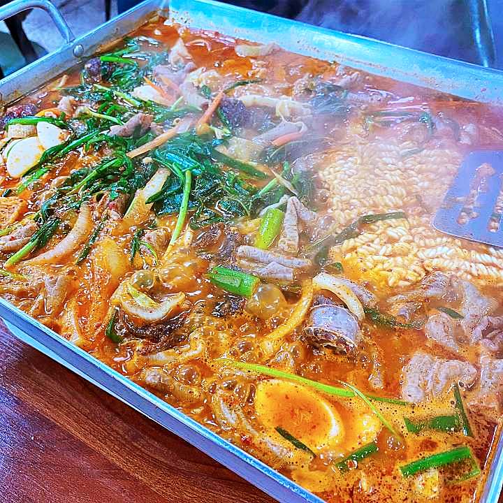 생방송오늘저녁 수원 남문 지동시장 순대타운 33년 전통 전골처럼 국물이 자작한 쫀득하고 매콤 곱창 볶음 순대곱창볶음 맛집 추천