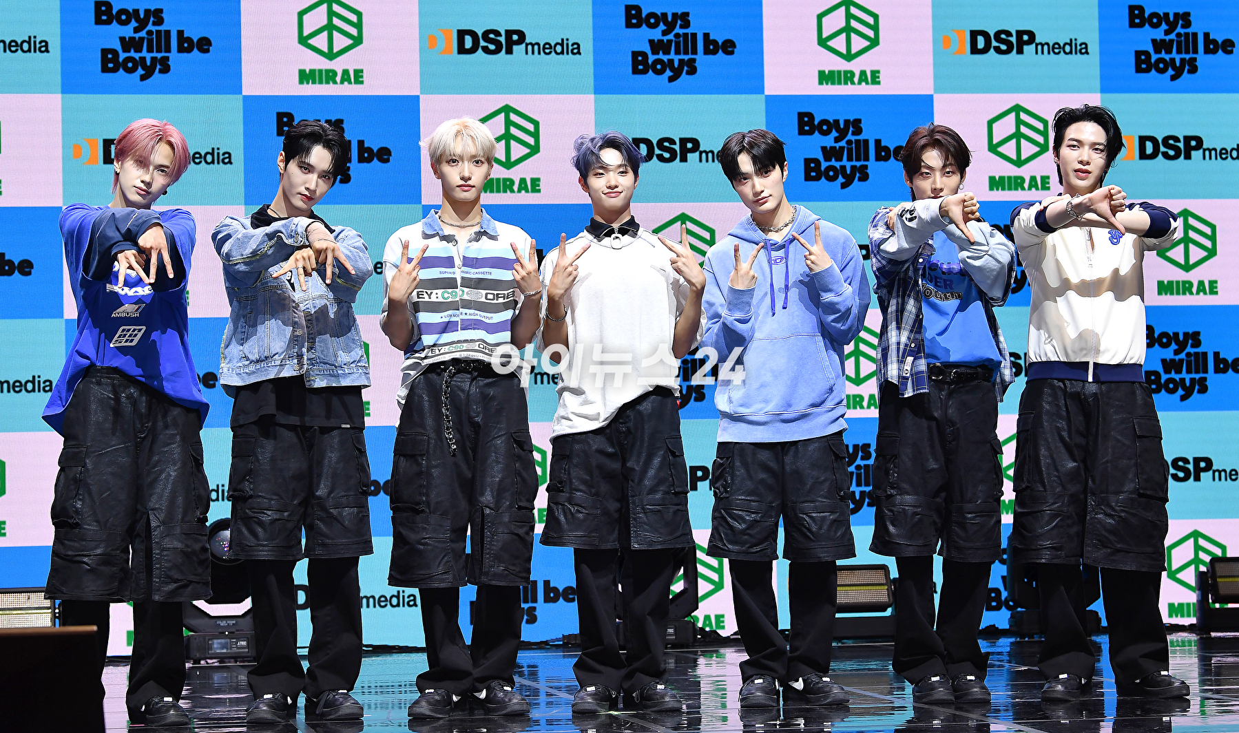 그룹 미래소년이 19일 오후 서울 서대문구 신촌캠퍼스백주년기념관 콘서트홀에서 열린 미니 5집 &#39;Boys will be Boys&#39; 발매 기념 쇼케이스에서 무대를 선보이고 있다. [사진=곽영래 기자]