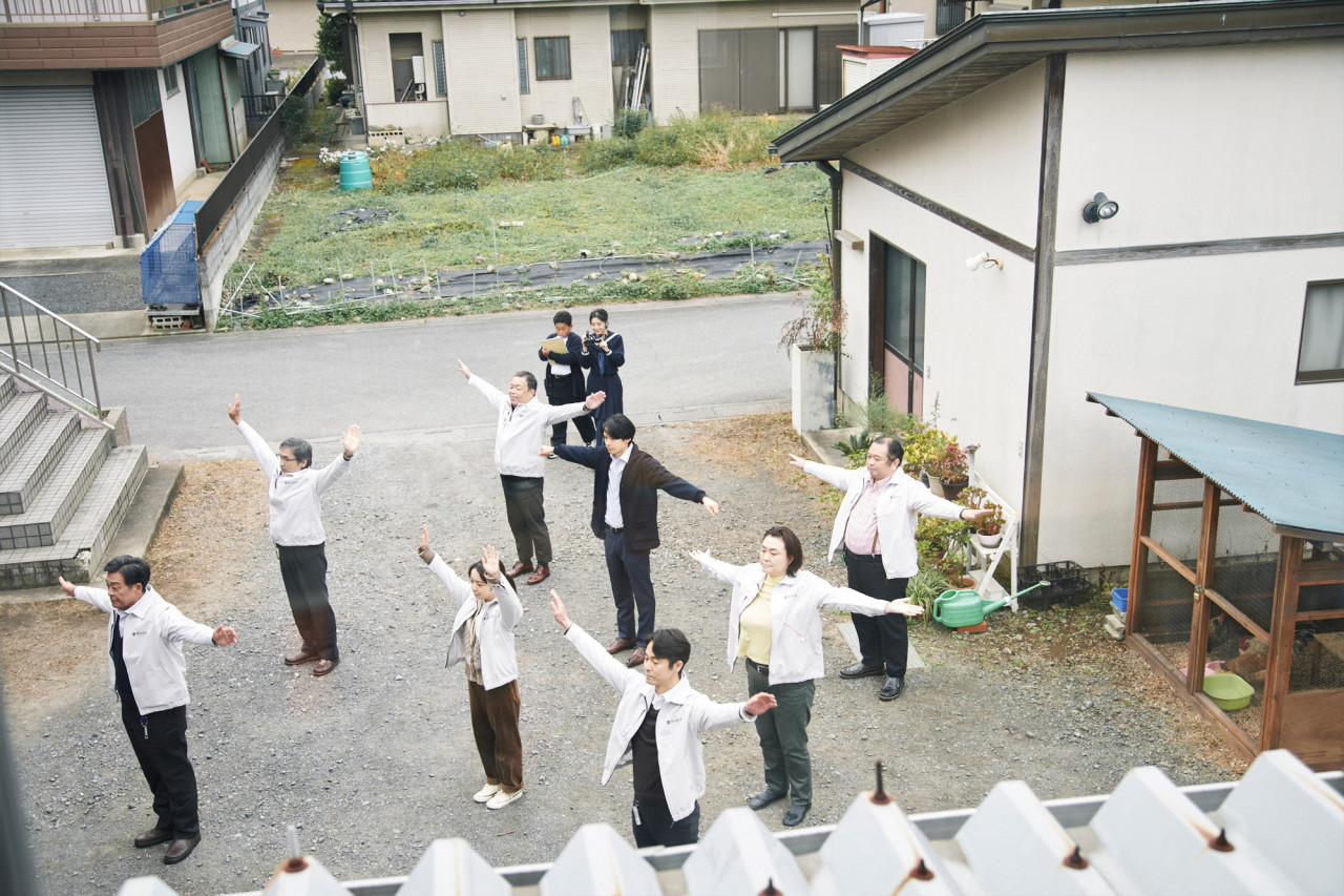 영화 새벽의 모든 속 배경이 되는 회사의 아침 체조 장면