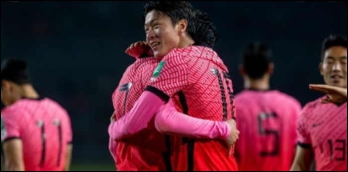 대한민국-선수들이-골을-넣고-기뻐하는-모습