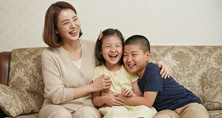 가족이 함께 웃는 모습