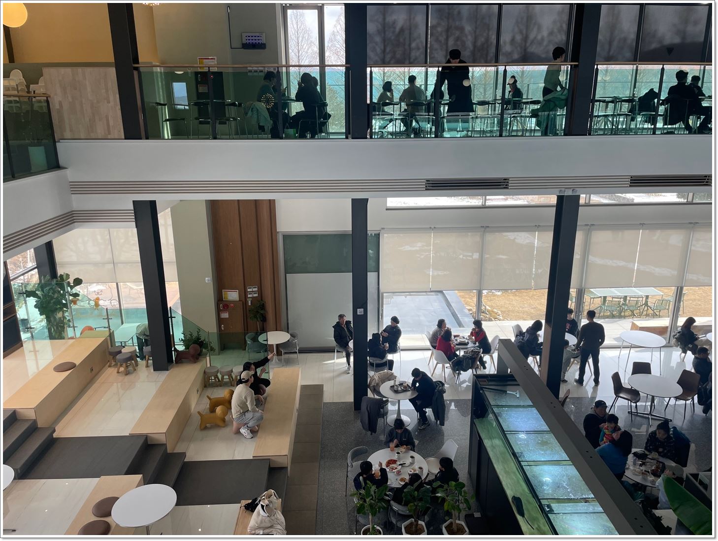 2층전경-2층에서바라본1층-손님들