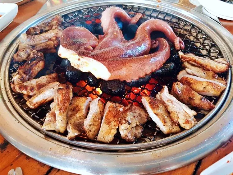 강촌에서 맛보는 이런 조합 봤나 춘천을 홀린 맥반석 숯불 문어 닭갈비 맛집 추천 생방송투데이 리얼맛집 오늘방송 소문의 맛집