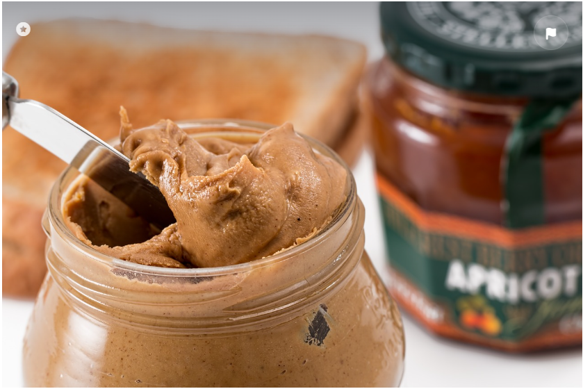 땅콩버터를 스푼으로 뜨는 사진