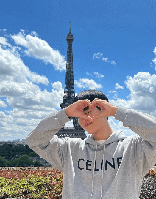 에펠탑-앞에서-하트하고-있는-박보검