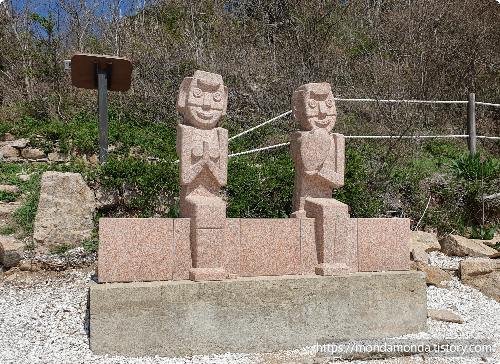 명사의해변에 있는 동상