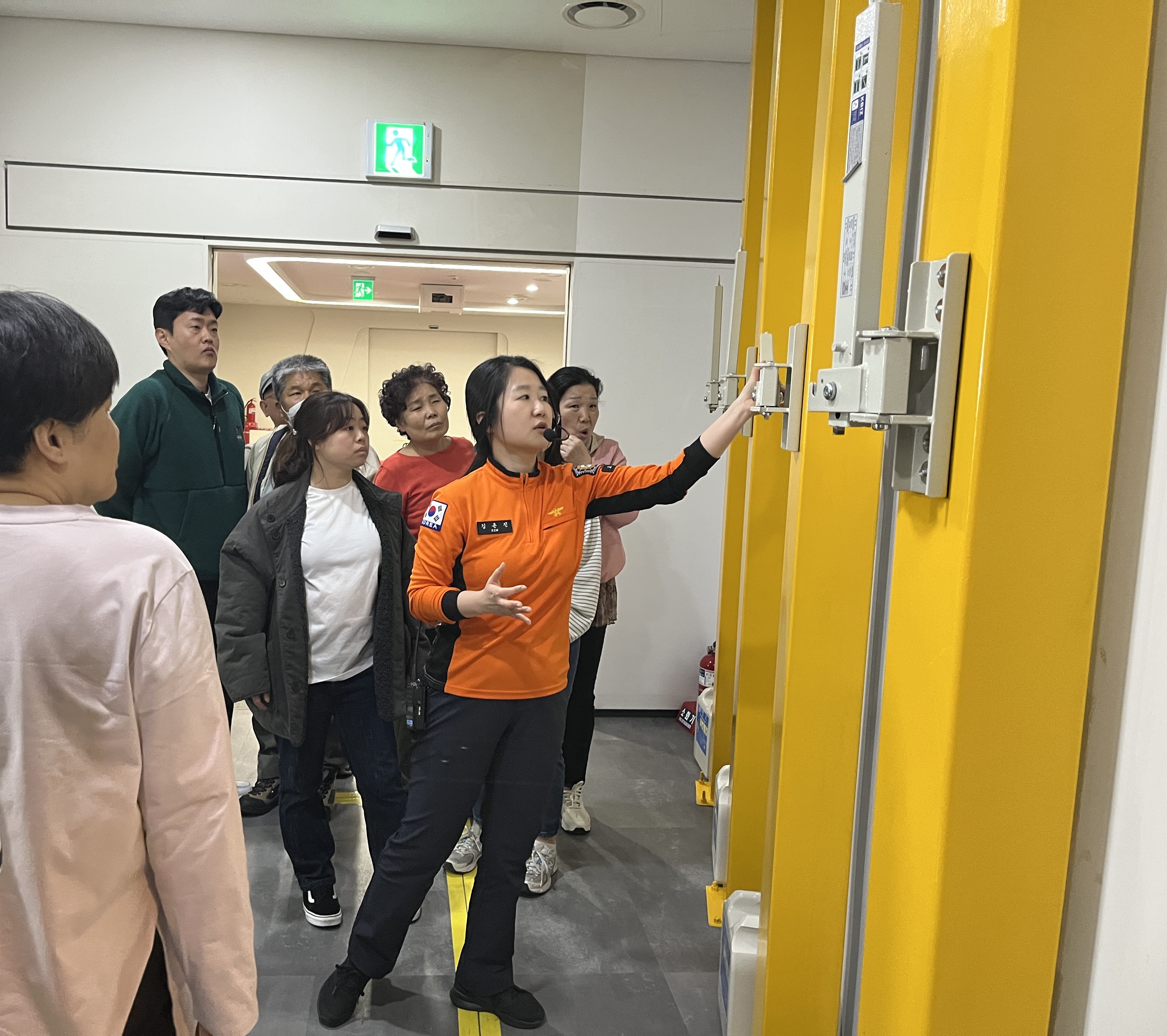 소방원이 완강기의 구조에 대해 설명하고 있다.