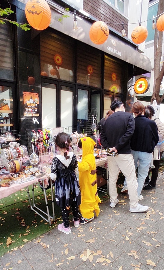 길거리 상점에서 구경하기 바쁜 쿠웅이 쿠앙이