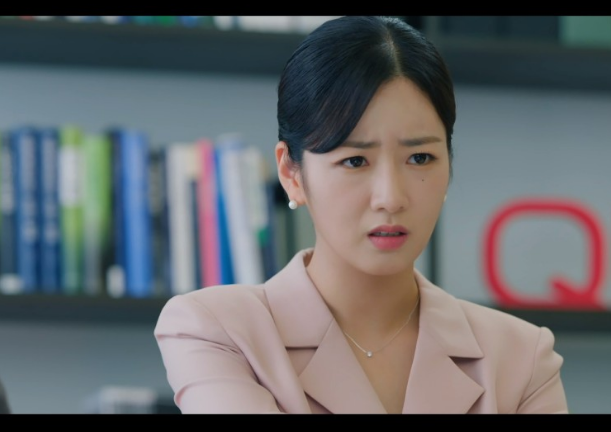 눈물의 여왕 나비서 윤보미 패션