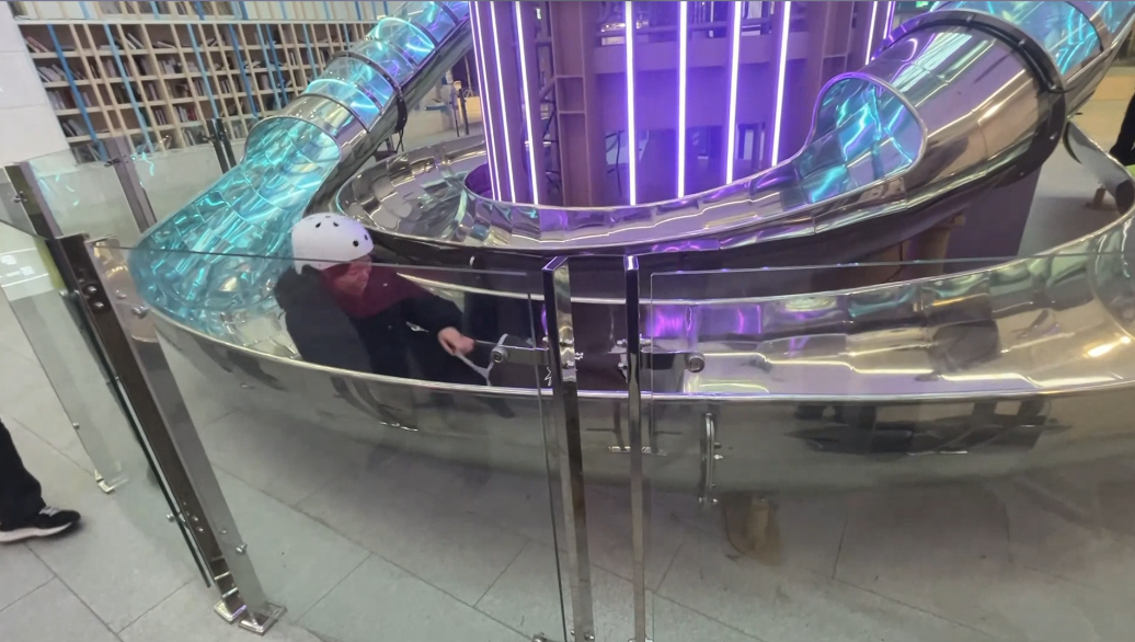 미끄럼틀을 타며 즐거워하는 모습