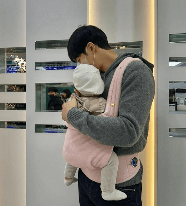 이승기 아기 띠 - 분홍 아기 띠 맨 모습 2