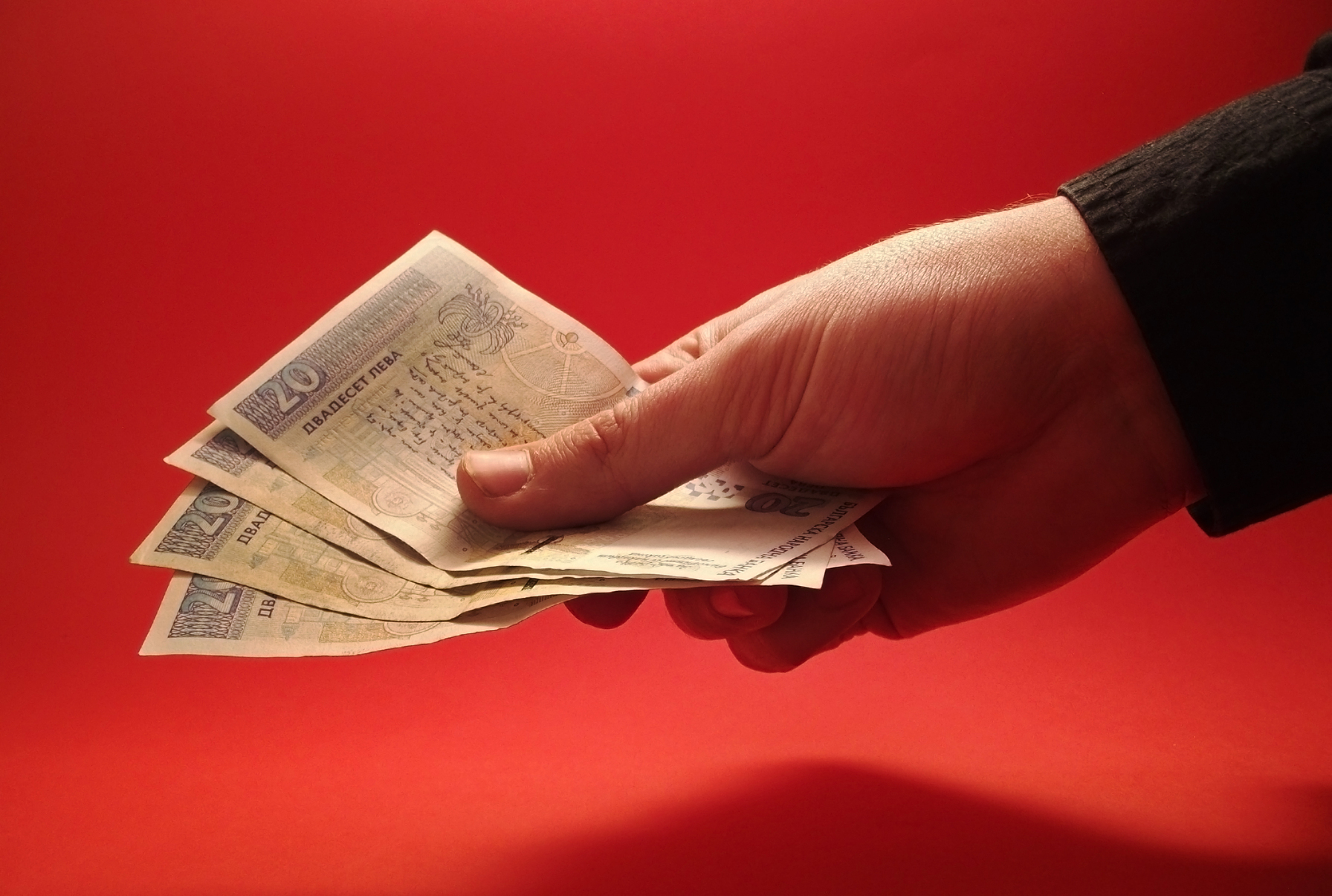 돈을 지불하는 사람의 손 이미지