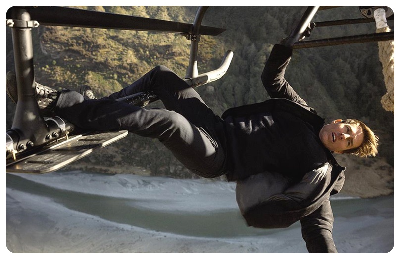 에단 헌트가 헬리콤터에 메달린 모습