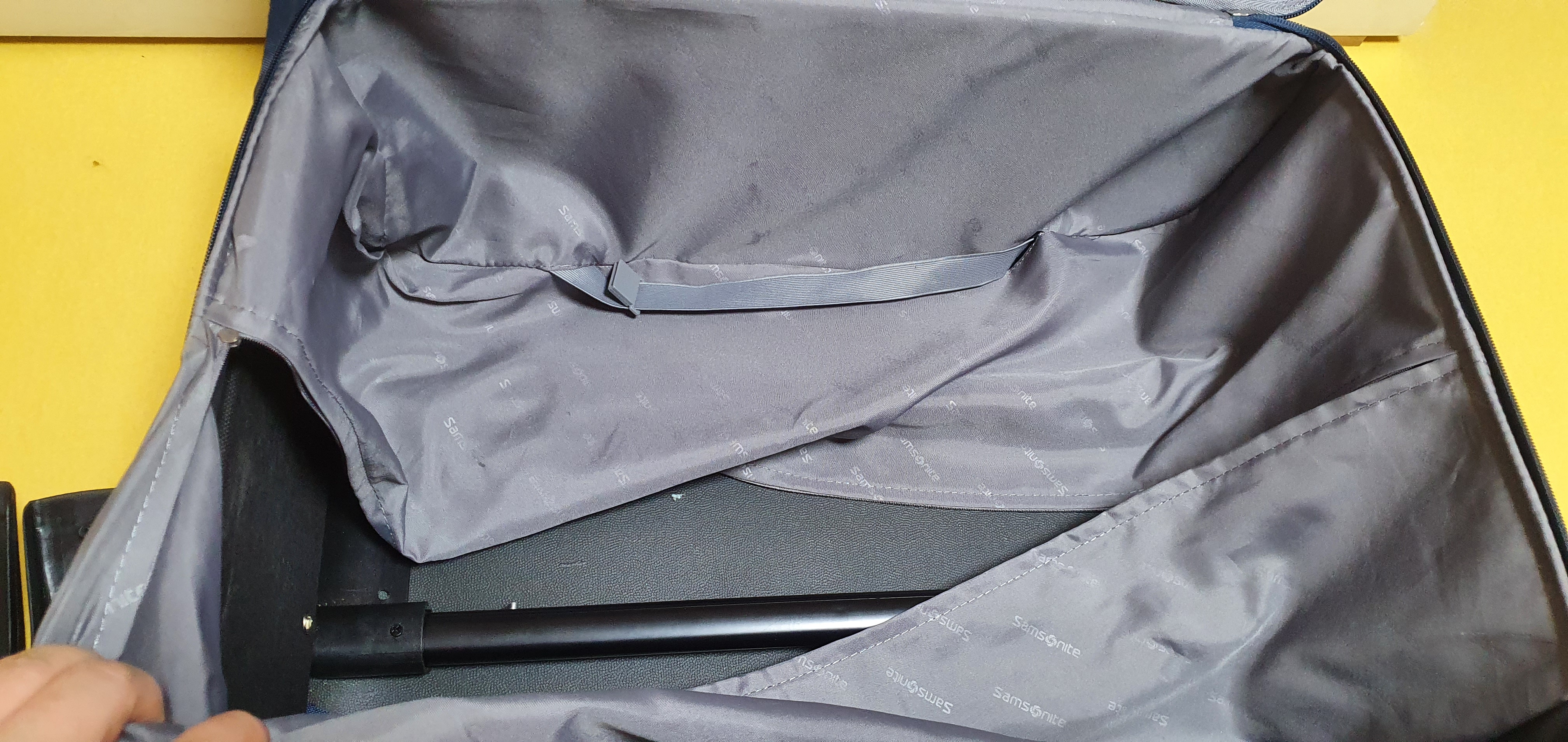 샘소나이트 캐리어 안감 왼쪽에 지퍼가 보이는가? 저 지퍼를 열면 캐리어 속안 뼈대들이 눈에 보인다.