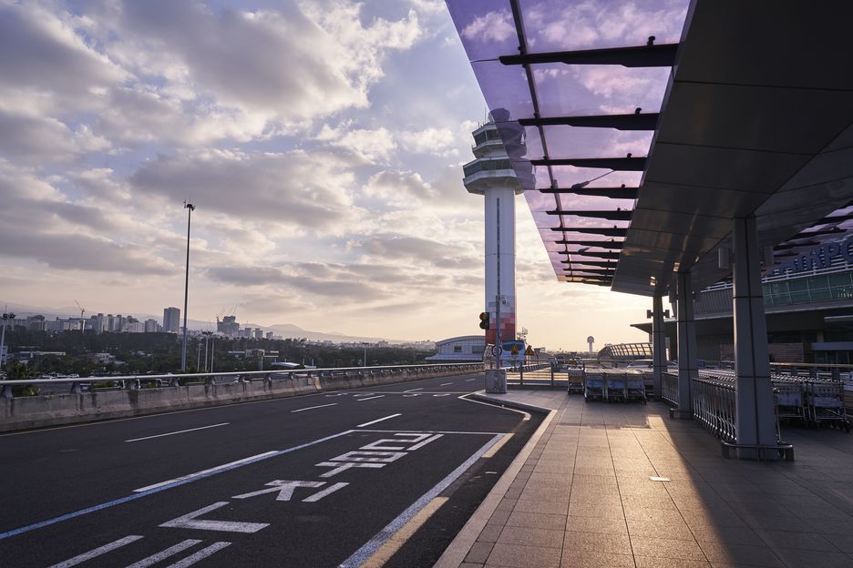 강풍주의보가 내려진 제주도에서 실내 여행지를 안전하게 즐기는 모습