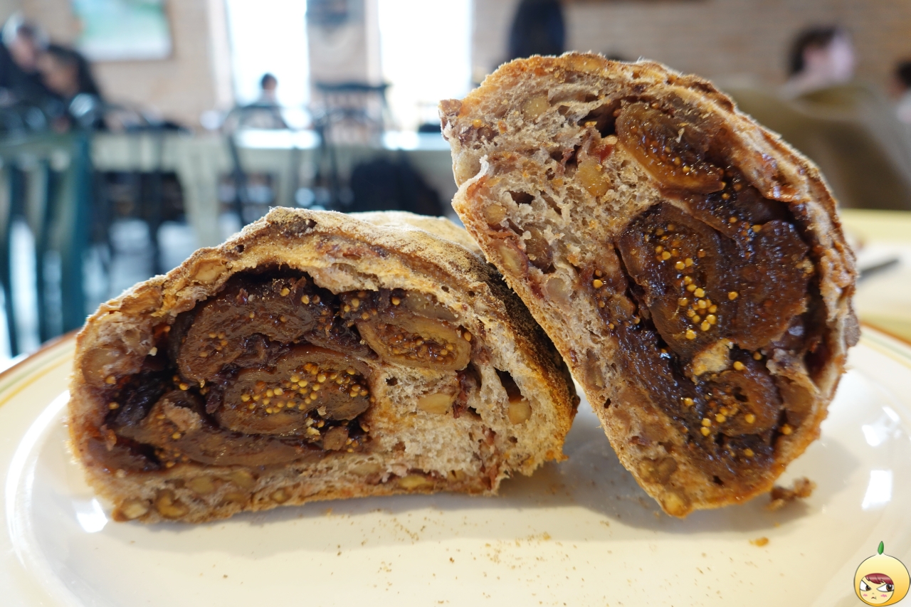 무화과호밀빵 단면