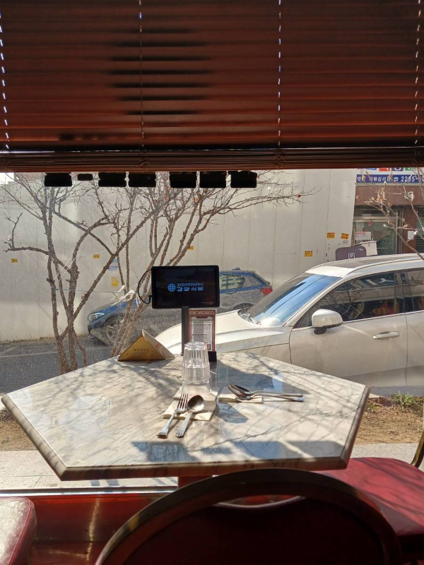 경양식당 창가쪽 자리