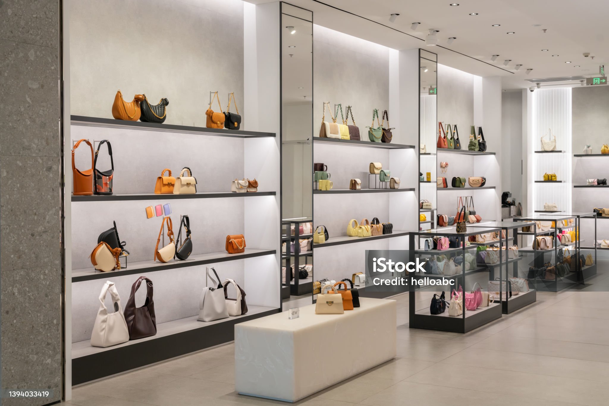 요즘 2030이 명품 대신 &lsquo;경험&rsquo;을 사는 이유