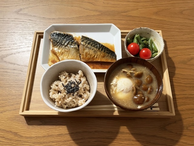 고등어, 현미밥, 채소-심근경색예방-식단